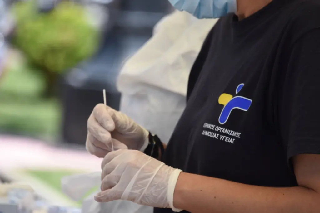 Μειώθηκαν τα κρούσματα της γρίπης – Συνεχίζει να σαρώνει ο κορονοϊός
