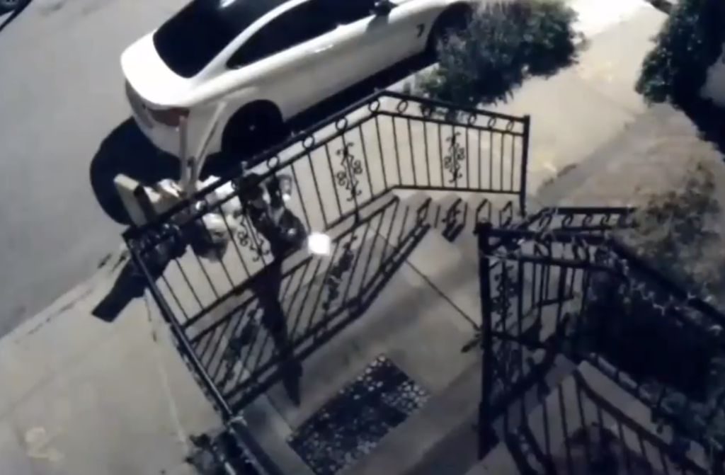 Συγκλονιστικό βίντεο δείχνει την στιγμή που άγνωστος πυροβολεί και σκοτώνει δεκάχρονο στην Νέα Υόρκη