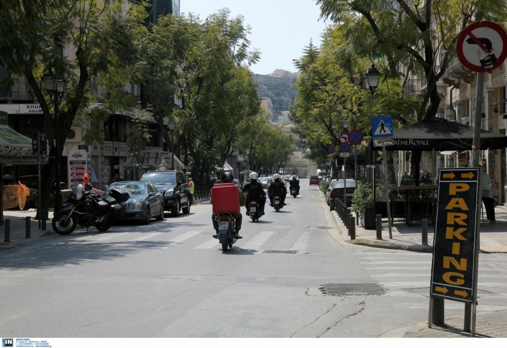 Παρολίγο τραγωδία στη Πάτρα – Μηχανάκι εκτινάχθηκε μετά από σύγκρουση με αυτοκίνητο (pics)