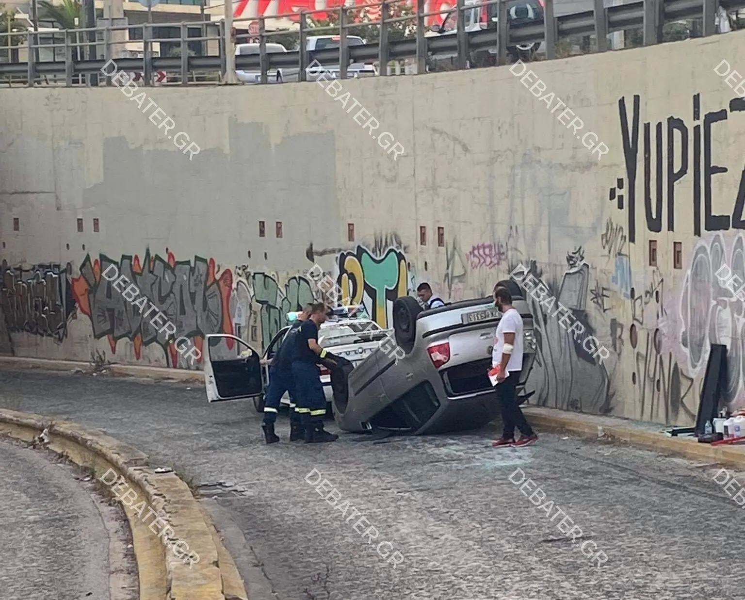 Αυτοκίνητο ανατράπηκε στη λεωφόρο Αμφιθέας – Από θαύμα σώθηκε ο οδηγός (pic)