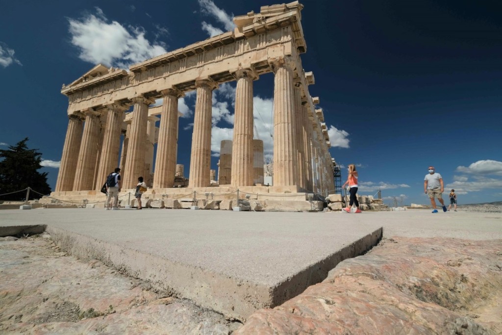 Δε θα ανέβουν φορτηγά στην Ακρόπολη για το… γούστο του Dior