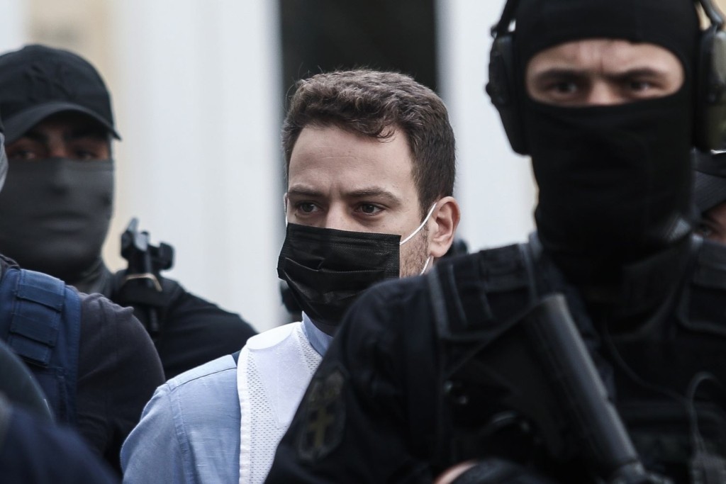 Καρέ-καρέ η άφιξη του Μπάμπη Αναγνωστόπουλου στην Ευελπίδων (pics&vid)