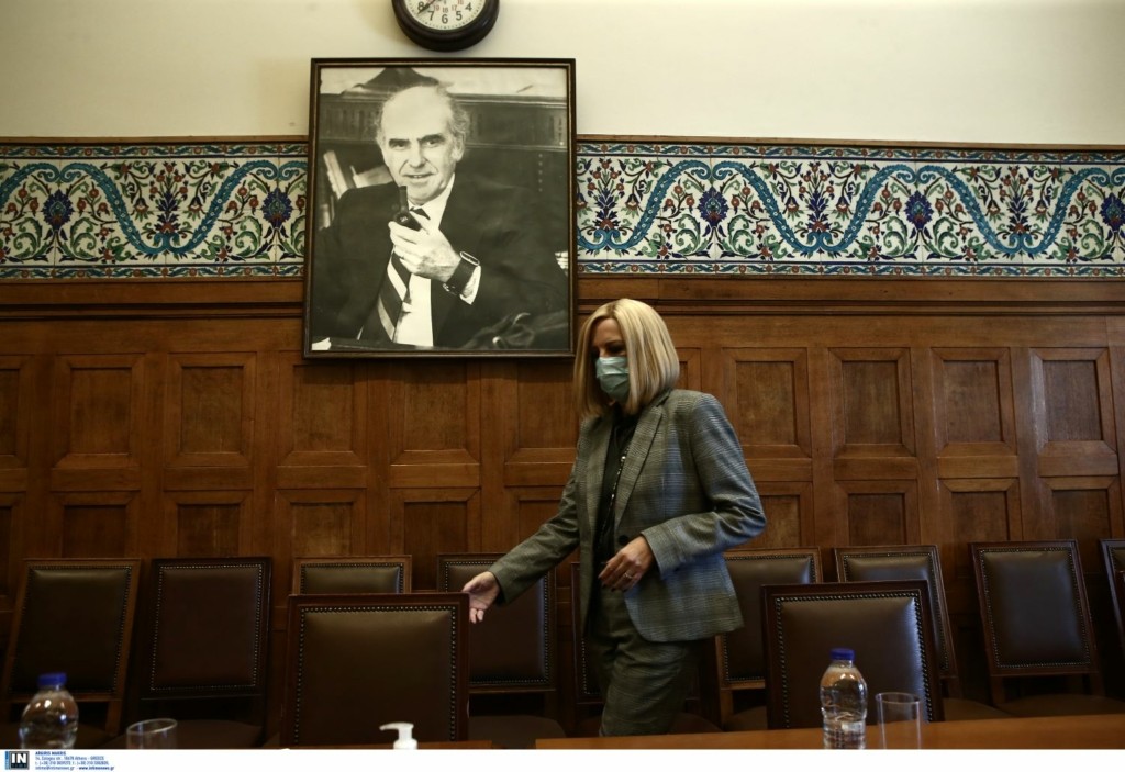 Η Φώφη τιμά τον Ανδρέα Παπανδρέου – “Είναι πάντα εδώ παρών”