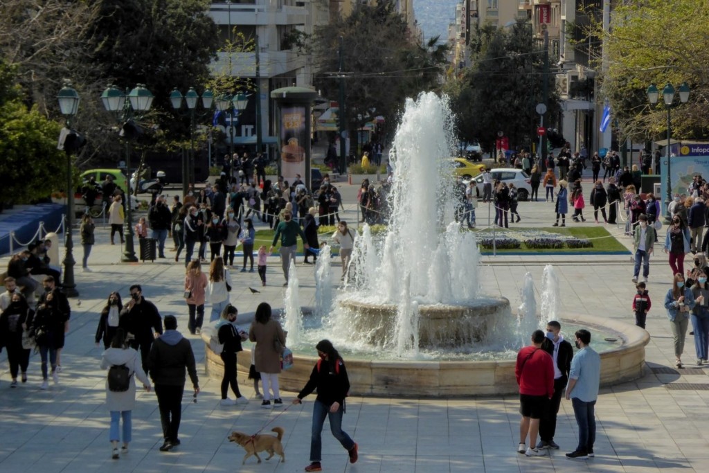 Τέλος οι μάσκες στους εξωτερικούς χώρους – Τι αλλάζει στη ζωή μας