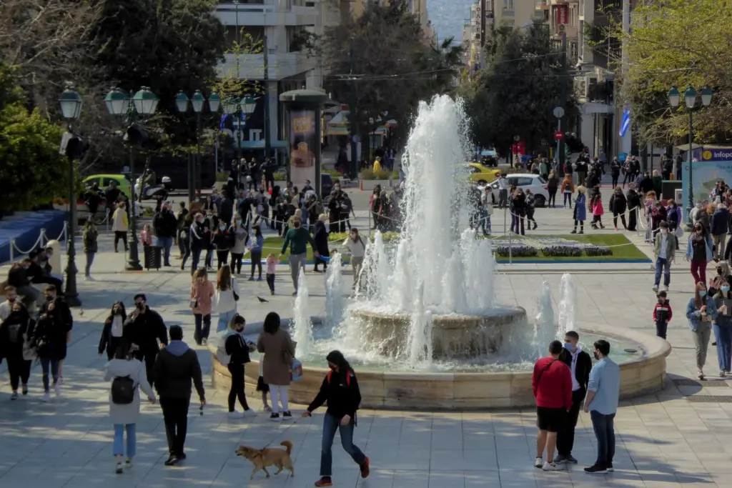 Τέλος οι μάσκες στους εξωτερικούς χώρους – Τι αλλάζει στη ζωή μας