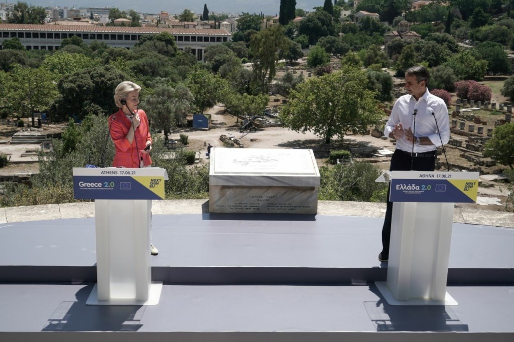 Μητσοτάκης και Φον ντερ Λάιεν “καλωσόρισαν” πανηγυρικά το σχέδιο “Ελλάδα 2.0” από την Αρχαία Αγορά