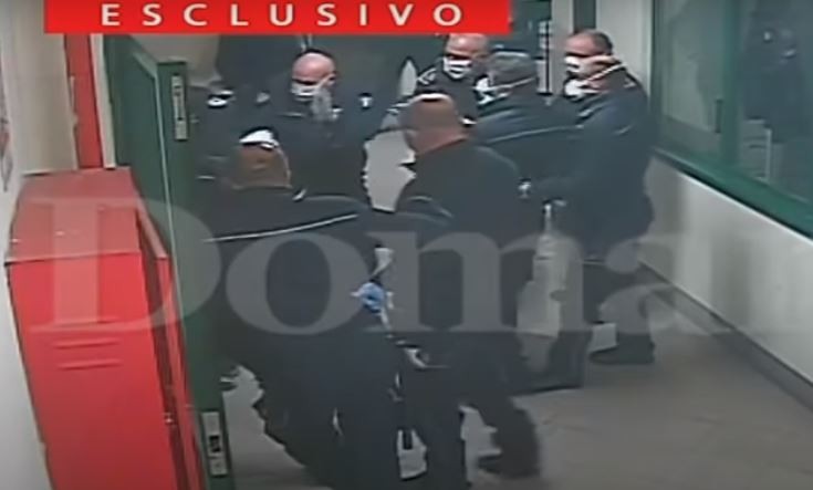 Πρωτοφανής αγριότητα σε φυλακή στην Ιταλία – Χτυπούν τα κεφάλια κρατουμένων στον τοίχο (vid)