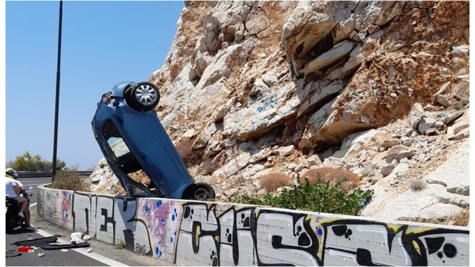 Απίστευτο τροχαίο στα Λιμανάκια – Αυτοκίνητο καρφώθηκε στα βράχια (pics)