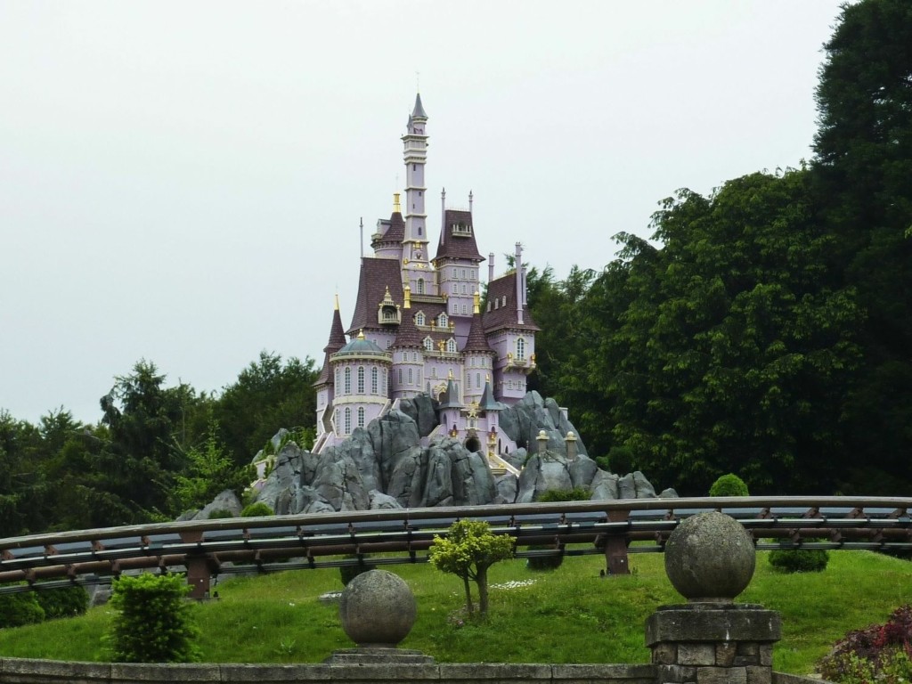 Χωρίς αγκαλιές από τον Μίκι Μάους άνοιξε η Disneyland στο Παρίσι