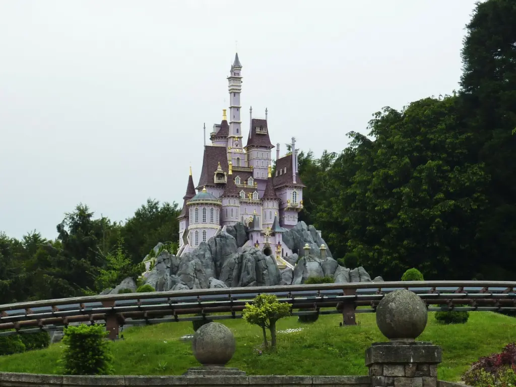 Χωρίς αγκαλιές από τον Μίκι Μάους άνοιξε η Disneyland στο Παρίσι