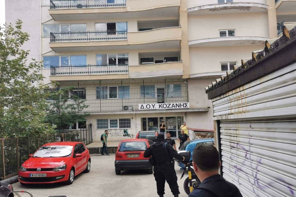 Η ώρα της κρίσης για τον 45χρονο που εισέβαλλε με τσεκούρι στη ΔΟΥ Κοζάνης