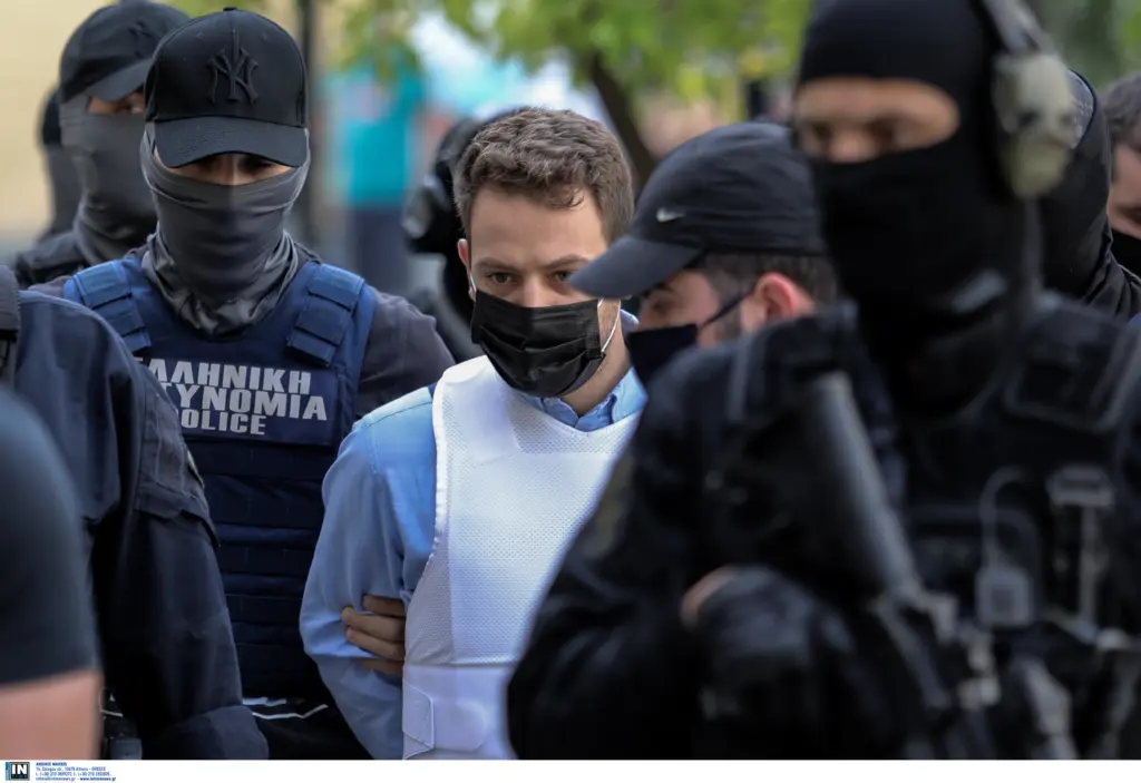Έφτασε στην Ευελπίδων ο Μπάμπης Αναγνωστόπουλος συνοδεία πάνοπλων αστυνομικών (pics&vid)