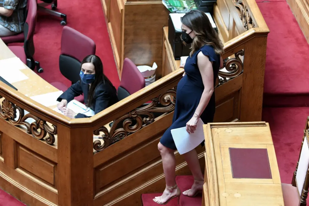 Η Έφη Αχτσιόγλου με φουσκωμένη κοιλίτσα… στην μάχη του εργασιακού