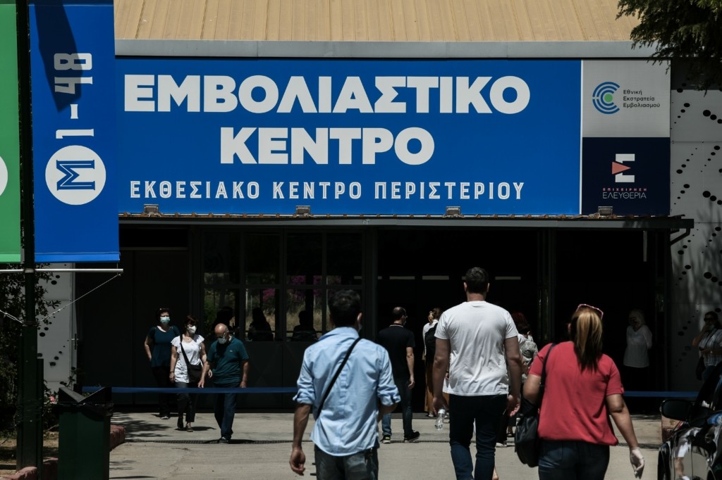 Προβληματισμός για τη μετάλλαξη Δέλτα – Λύση οι εμβολιασμοί και όχι οι περιορισμοί