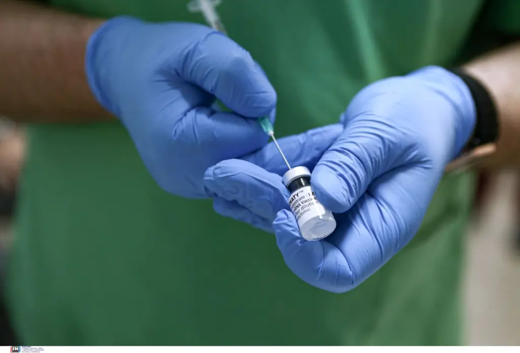 Μελέτη αποκαλύπτει πως δυο δόσεις AstraZeneca ή δυο δόσεις Pfizer προστατεύουν από την παραλλαγή Δέλτα