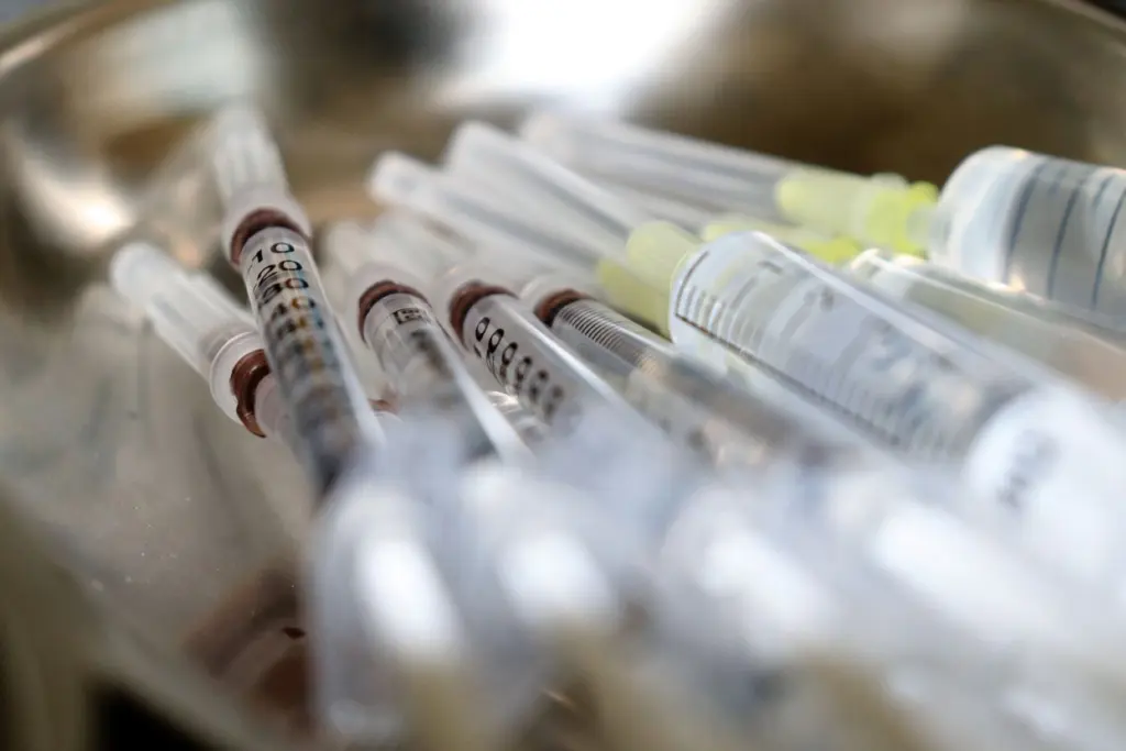 Η Moderna ανακοίνωσε καθυστέρηση παράδοσης των εμβολίων