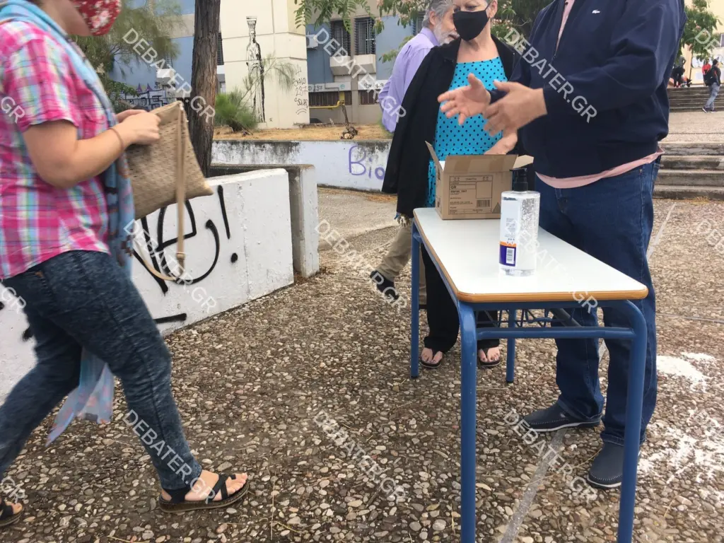 Με self test και μάσκες προσέρχονται οι υποψήφιοι στα ΕΠΑΛ (pics&vid)