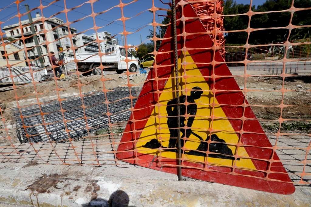 Μήνυση από τον δήμο Αθηναίων σε εργολάβο για καταστροφή σε δρόμο (pics)