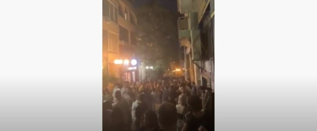 Απίστευτος συνωστισμός σε κορονοπάρτι στα Εξάρχεια – Οι κάτοικοι πετούσαν νερό στον κόσμο για να φύγει (vids)