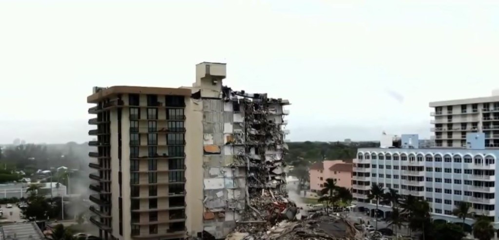 Συνεχίζουν να βρίσκουν σορούς κάτω από τα συντρίμμια του κτιρίου που κατέρρευσε στη Φλόριντα (vid)