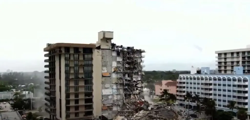 Συνεχίζουν να βρίσκουν σορούς κάτω από τα συντρίμμια του κτιρίου που κατέρρευσε στη Φλόριντα (vid)