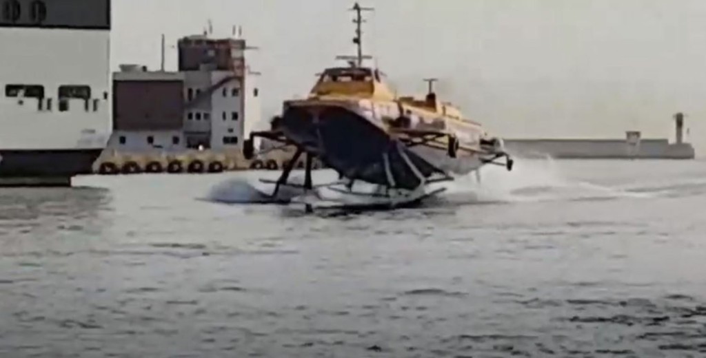 “Ιπτάμενο δελφίνι” μπήκε στο λιμάνι του Πειραιά με απίστευτη ταχύτητα (vid)