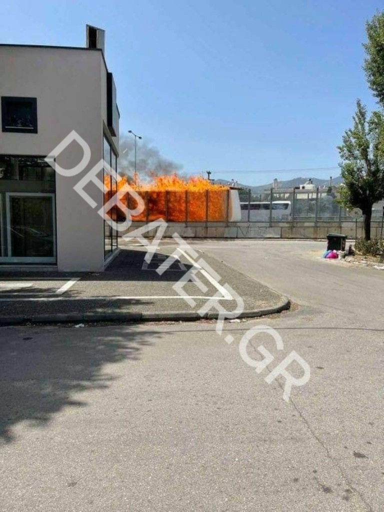 Φωτιά σε φορτηγό στην Αθηνών-Λαμίας – Η στιγμή που καίγεται το όχημα (pics&vid)