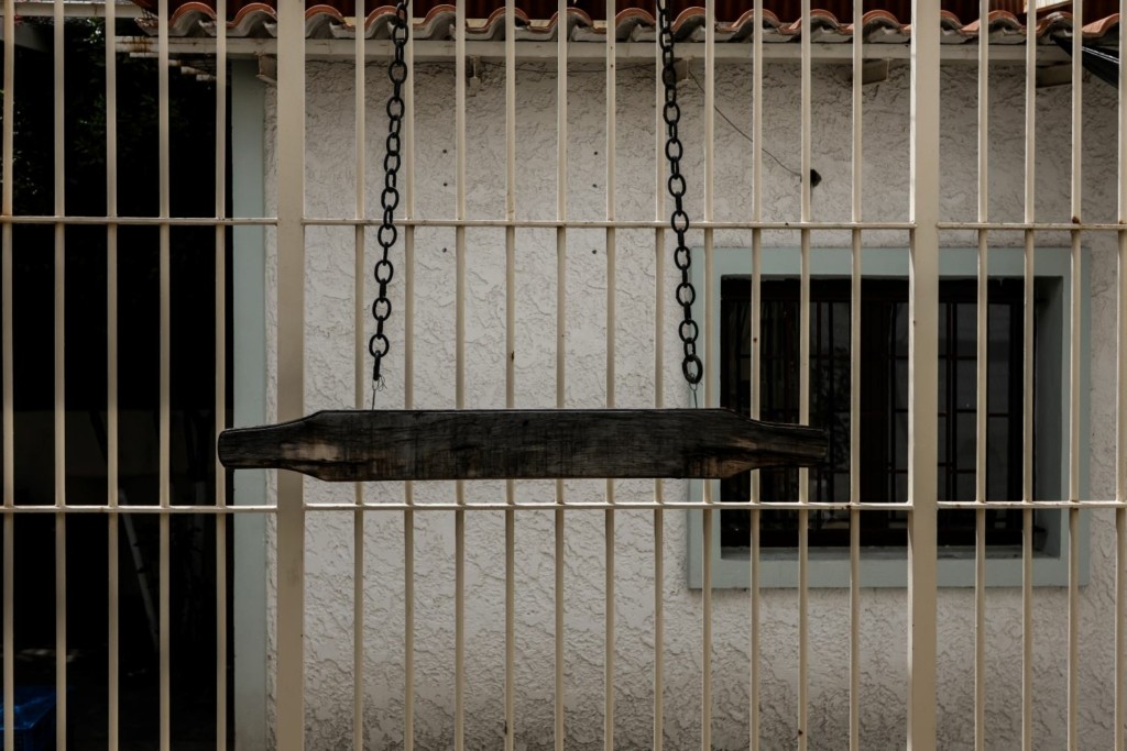 Υπάλληλος φυλακών πήρε 1.000 ευρώ για να δώσει αλκοόλ, κινητό και χασίς σε κρατούμενο