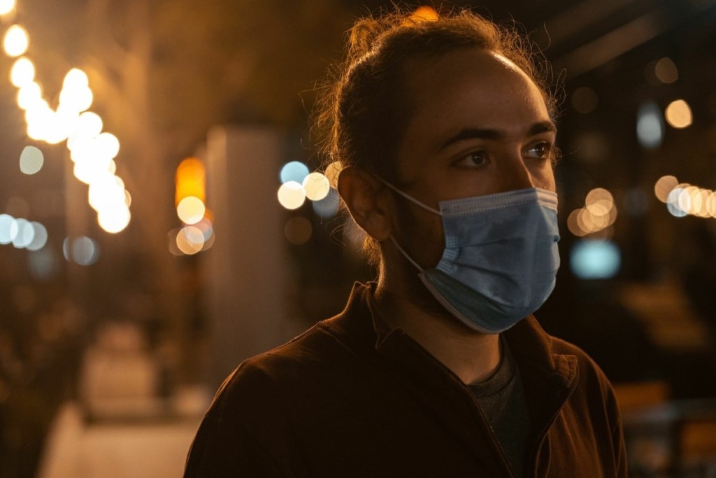 “Τέλος” η υποχρεωτική χρήση μάσκας στους εξωτερικούς χώρους στη Γαλλία