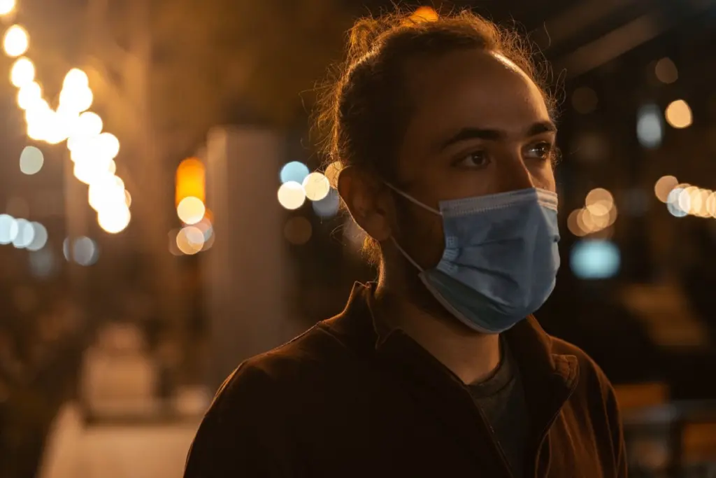 “Τέλος” η υποχρεωτική χρήση μάσκας στους εξωτερικούς χώρους στη Γαλλία