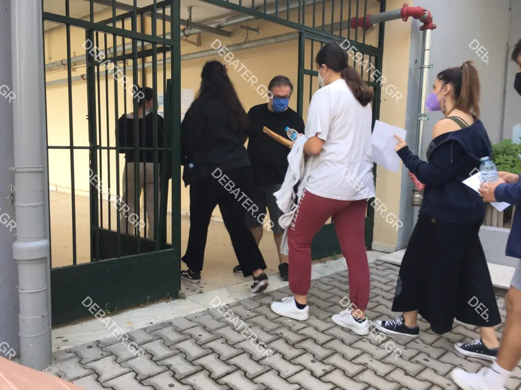 Ξεκίνησαν οι εξετάσεις για τους υποψηφίους των ΓΕΛ – “Καρδιοχτυπούν” οι γονείς (pics&vid)