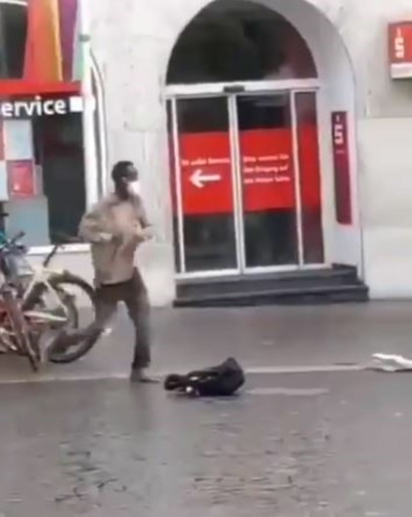Σομαλός ο δράστης που σκόρπισε τον τρόμο με το μαχαίρι του στη Γερμανία – Τον άκουσαν να φωνάζει “Αλλαχού Ακμπάρ”(vid)