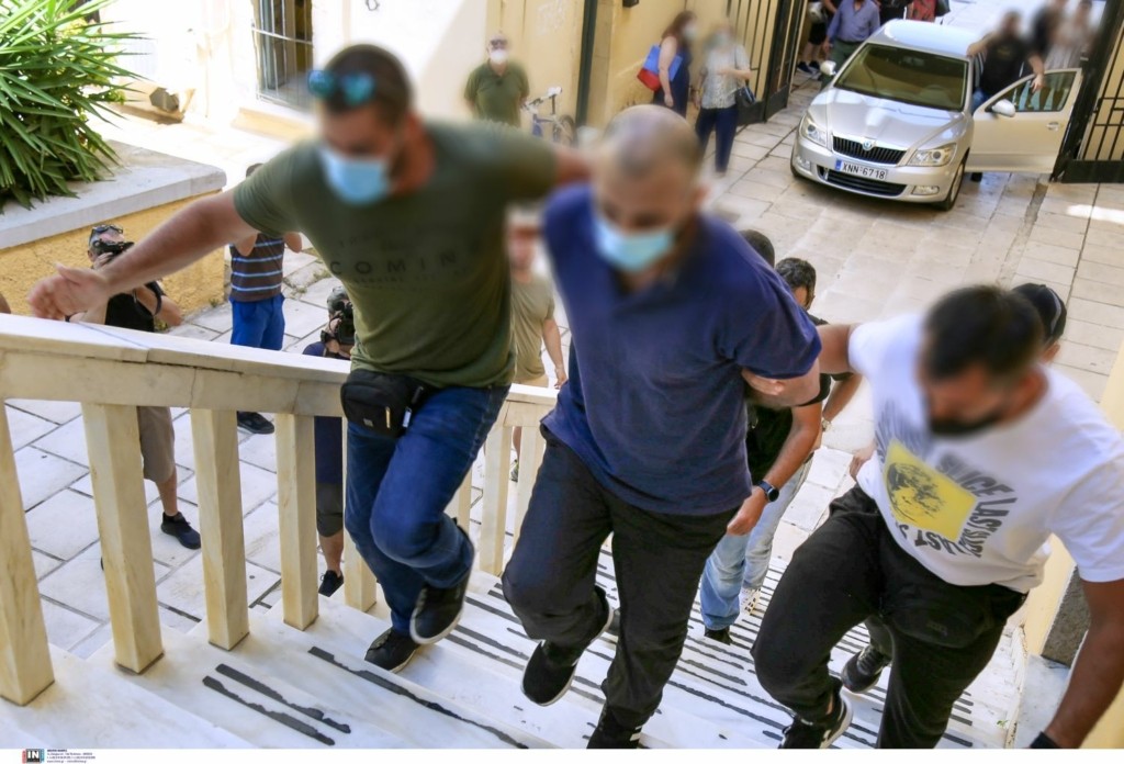 Στον ανακριτή για τον φόνο του συγκρατούμενού του ο δολοφόνος του Σεργιανόπουλου (pics)