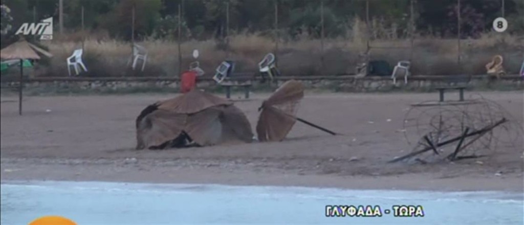 “Το έκαψαν” στην παραλία Γλυφάδας – Έβαλαν φωτιά σε ομπρέλες και πέταξαν πέτρες στους πυροσβέστες (pic&vid)