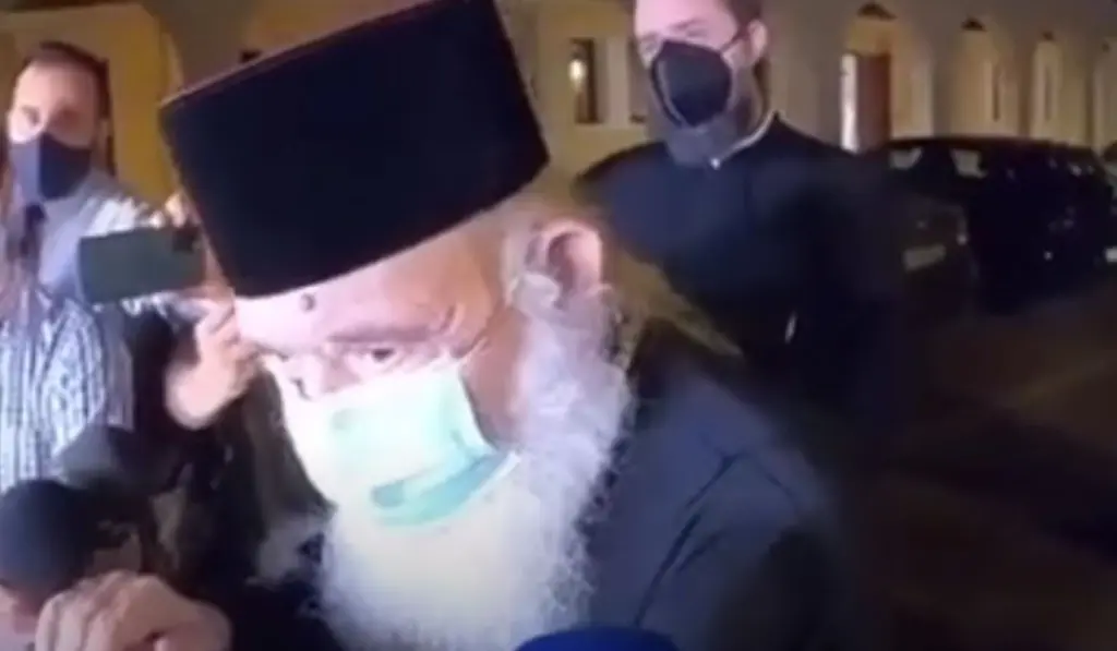 Στο πλευρό των Μητροπολιτών που δέχτηκαν επίθεση με καυστικό υγρό ο Αρχιεπίσκοπος Ιερώνυμος – (vid)