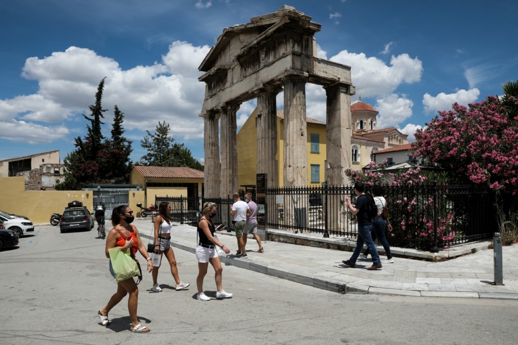 Ζέστη με τοπικές μπόρες την Τρίτη