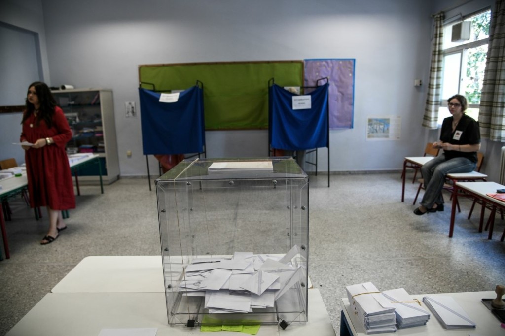 Παραμένει διψήφιο το προβάδισμα σε νέα δημοσκόπηση – Τι δείχνει η έρευνα για τους αρνητές