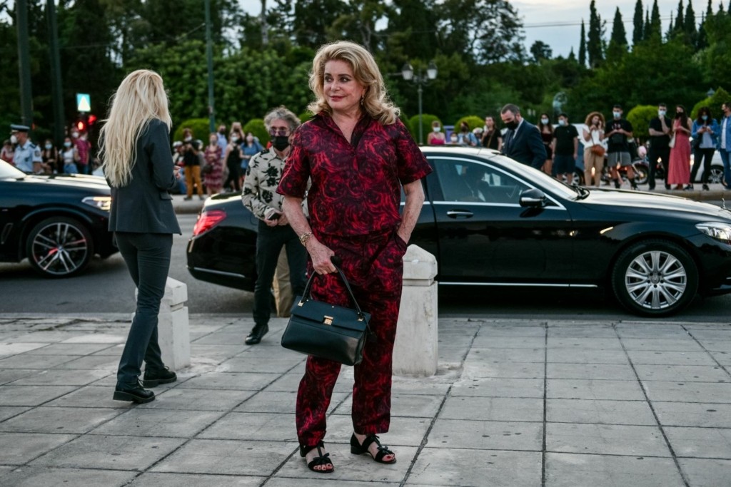 “Άστραψαν” τα φλας των φωτογράφων με την εμφάνιση της Κατρίν Ντενέβ στο Καλλιμάρμαρο