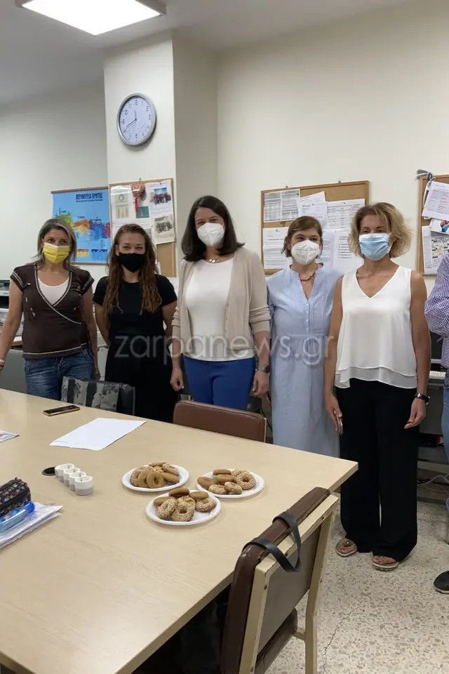 Απροειδοποίητη επίσκεψη Κεραμέως σε σχολεία στα Χανιά – Με μαντινάδες την υποδέχθηκαν οι μαθητές (pics&vid)