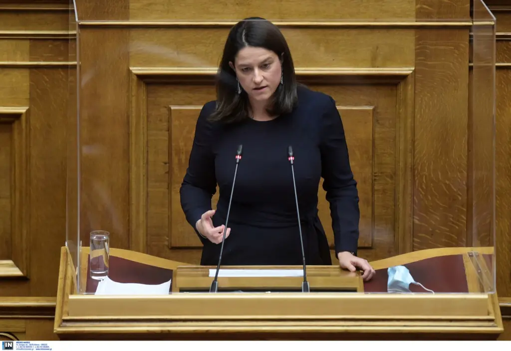 Η Κεραμέως “συστήνει” το νέο νομοσχέδιο για την Παιδεία – Οι 4 βασικοί άξονες