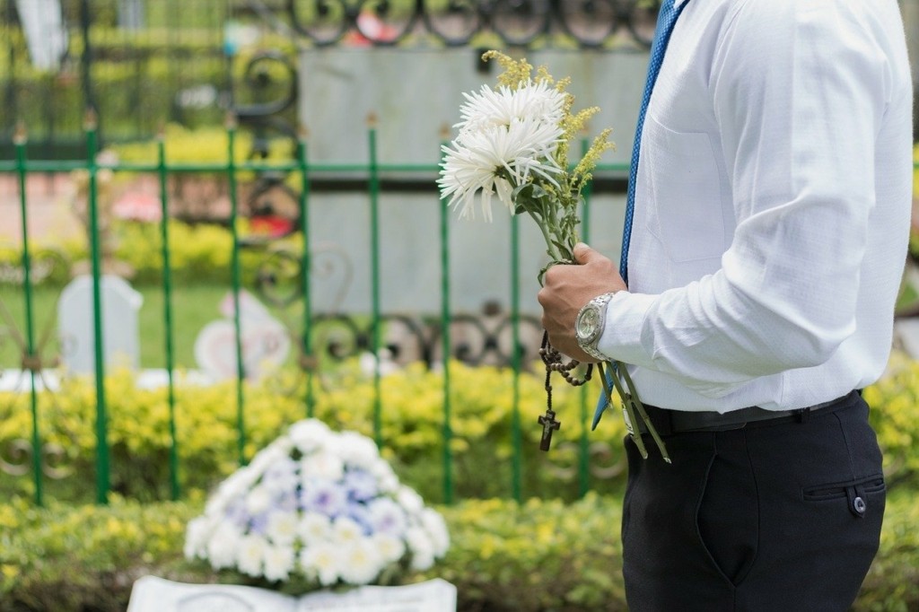 Φρικιαστικές στιγμές σε κηδεία –  Ιερέας ξεσκέπασε τον νεκρό για να αποδείξει ότι δεν υπάρχει κορονοϊός (vid)