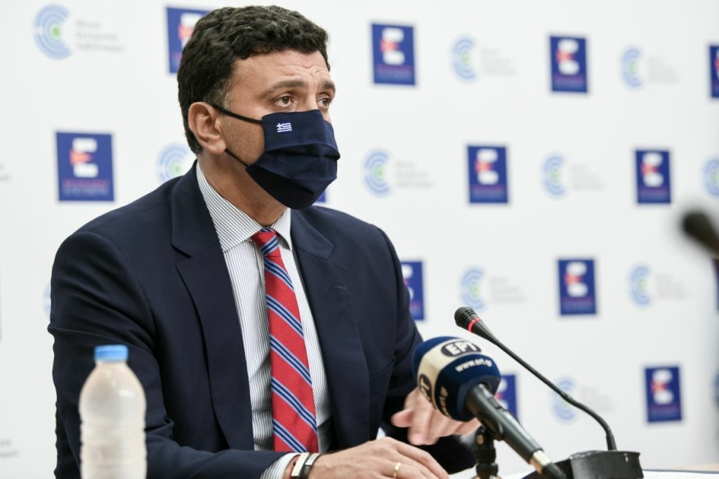 Ανοιχτό το ενδεχόμενο επαναφοράς της μάσκας στους εξωτερικούς χώρους αφήνει ο Κικίλιας