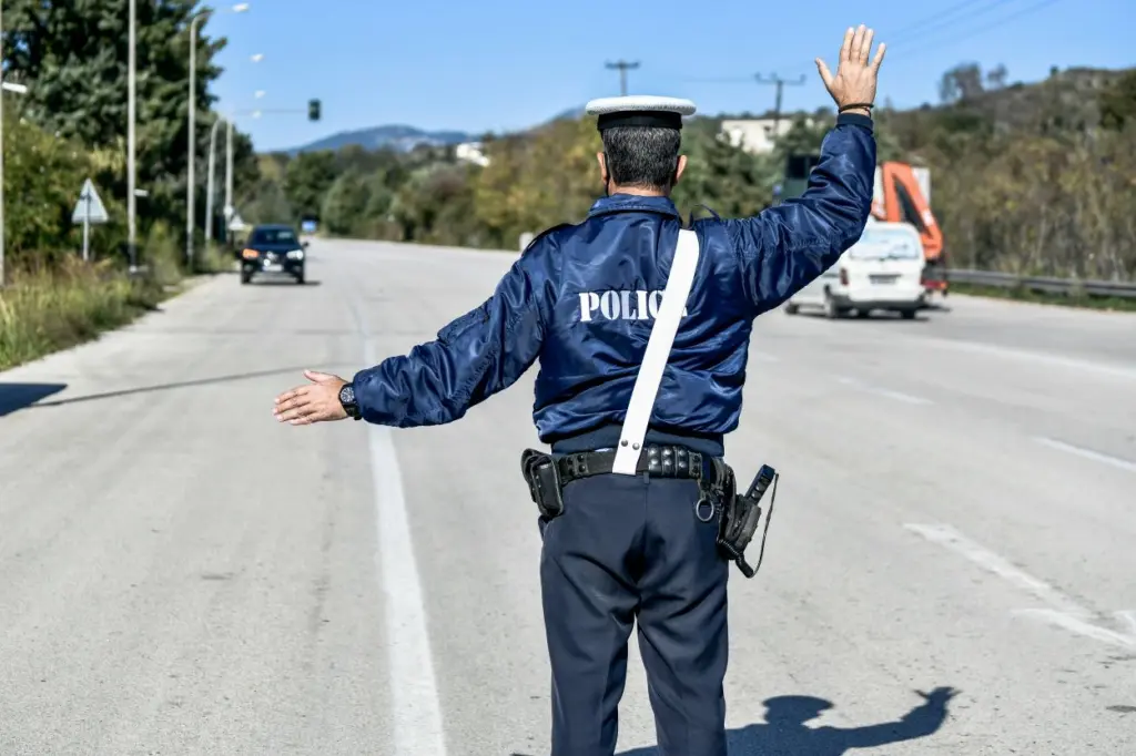 Πτώση βράχων στη λεωφόρο Αθηνών – Σουνίου: Κλειστή η δεξιά λωρίδα κυκλοφορίας