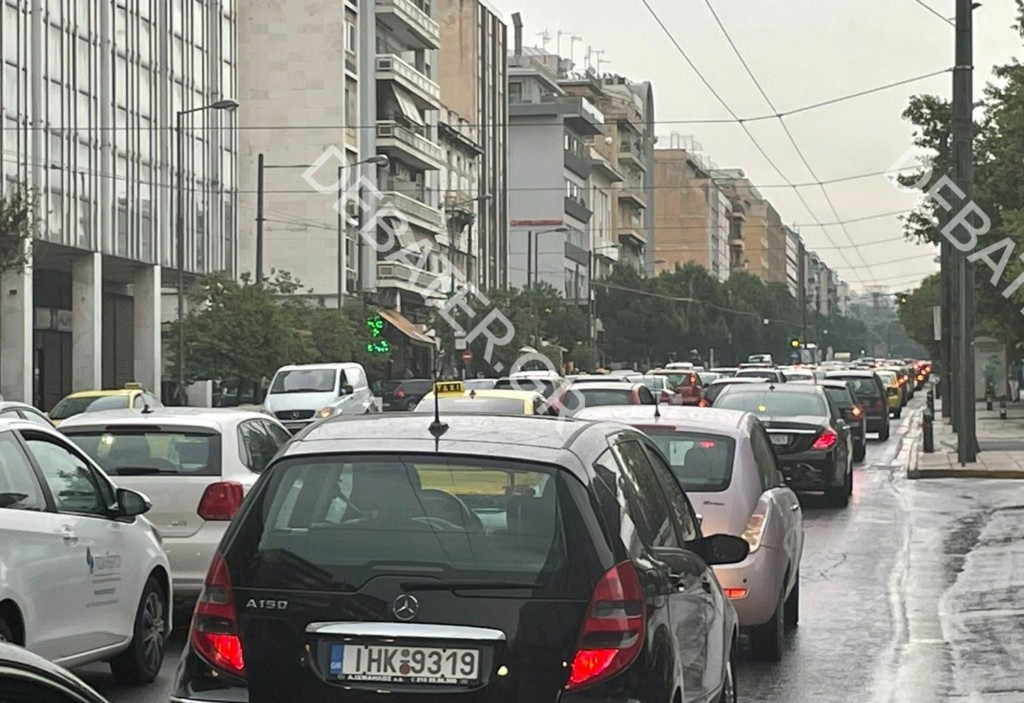 Κίνηση τώρα – Κυκλοφοριακό χάος στην Αθήνα από το ξαφνικό μπουρίνι (pics)