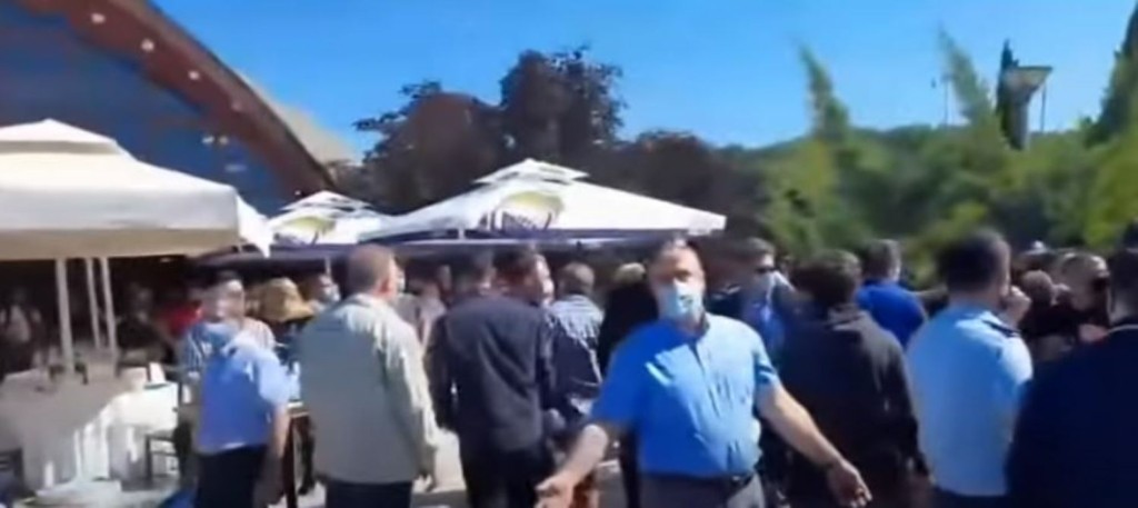 Πιάστηκαν στα χέρια στο εργατικό κέντρο της Κοζάνης – Παρέμβαση της αστυνομίας (vid)