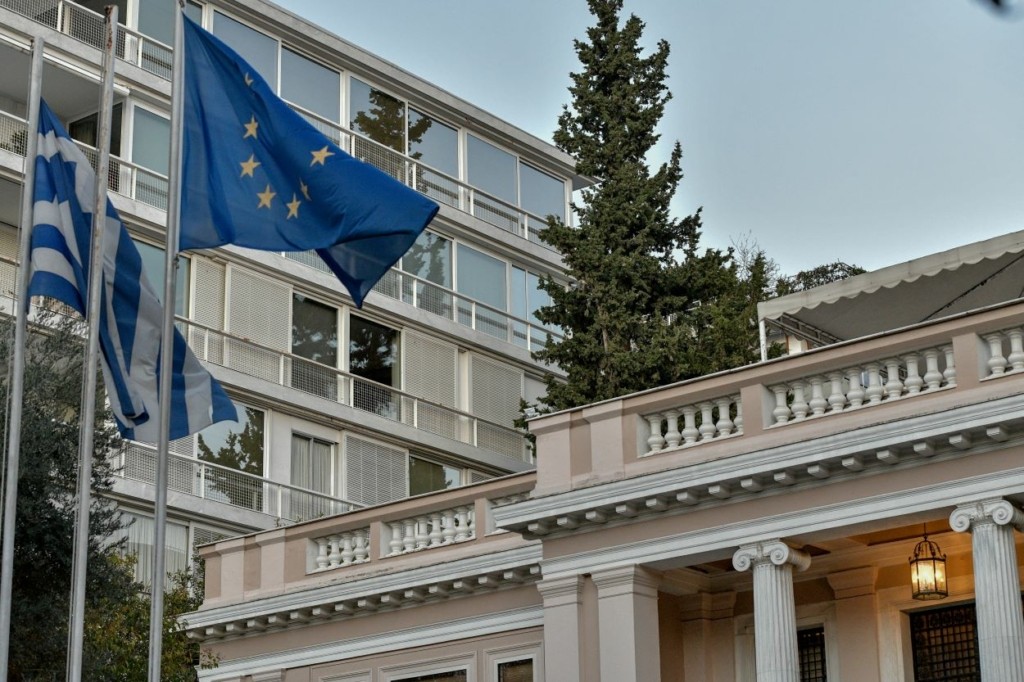 Ο ΣΥΡΙΖΑ “πυροβολεί” με AstraZeneca και το Μαξίμου εκνευρίζεται…