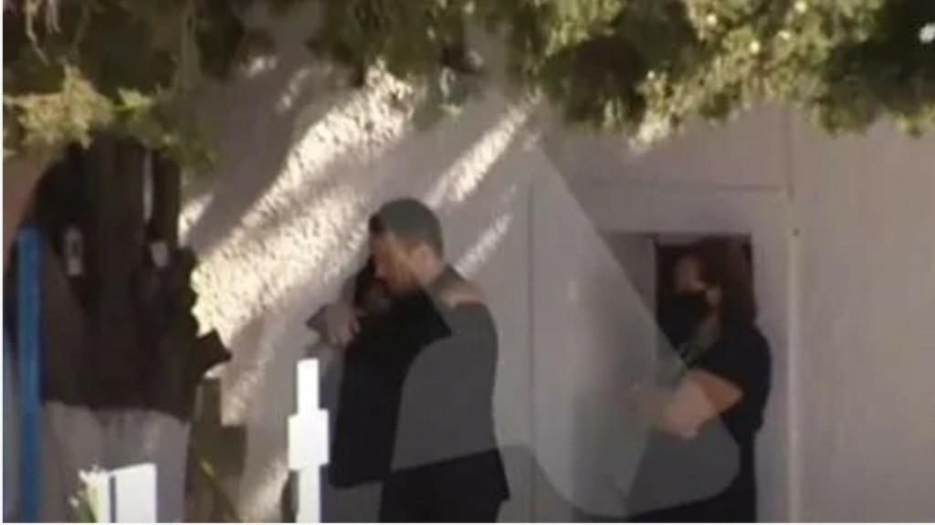 Σε άθλια κατάσταση η μητέρα  της Καρολάιν -“Αγκάλιαζε τα χέρια που έκοψαν την ανάσα της κόρης της” (vid)