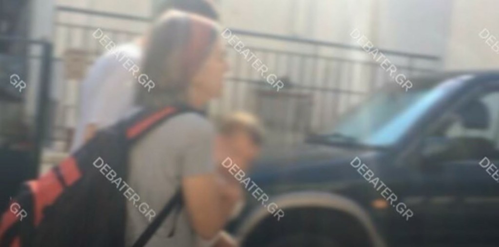 Οι πρώτες εικόνες της μικρής Λυδίας στην Αλόννησο – Στην αγκαλιά της γιαγιάς της στο μπαλκόνι