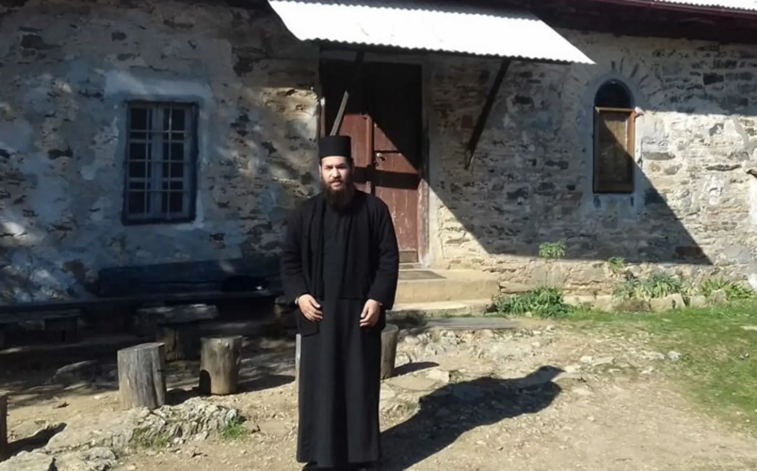 Το φαύλο παρελθόν του ιερέα με το βιτριόλι – Οι σύριγγες, η κοκαϊνη, το “ποίμνιο” και οι απειλές