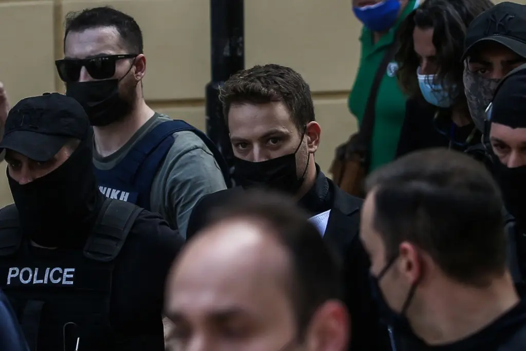 Τα πρώτα λόγια του Μπάμπη Αναγνωστόπουλου μέσα από το κρατητήριο στη ΓΑΔΑ
